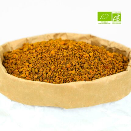 Curcuma bio en racine coupée dans son sac d'herboriste