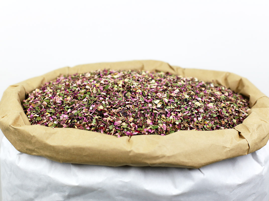 Infusion rubis dans un grand sac d'herboriste