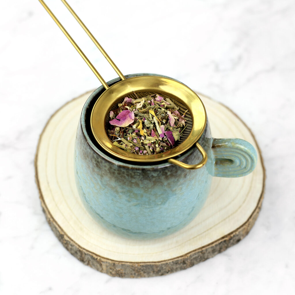 les plantes de l'infusion joli teint dans une tasse