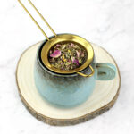 les plantes de l'infusion joli teint dans une tasse