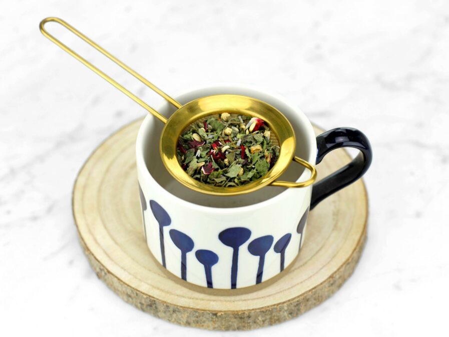 les plantes de l'infusion relaxation dans une tasse