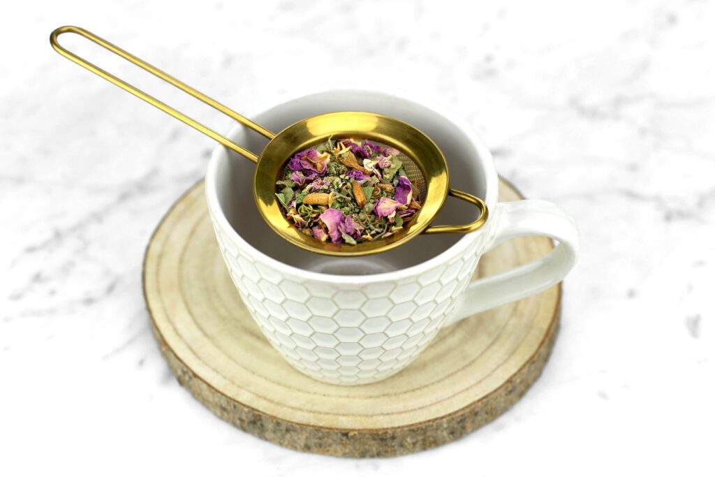 Les plantes de l'infusion sommeil dans une tasse