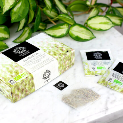 Coffret Silhouette 12 infusettes fermé sur un meuble en marbre