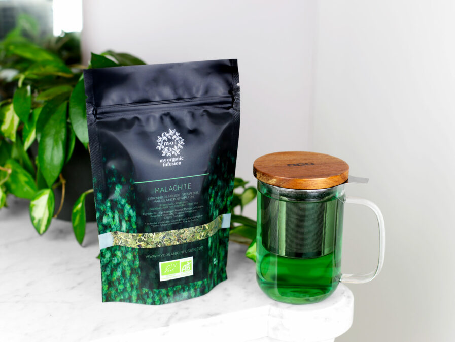 Infusion Verte Malachite dans une tasse transparente avec le sachet vrac