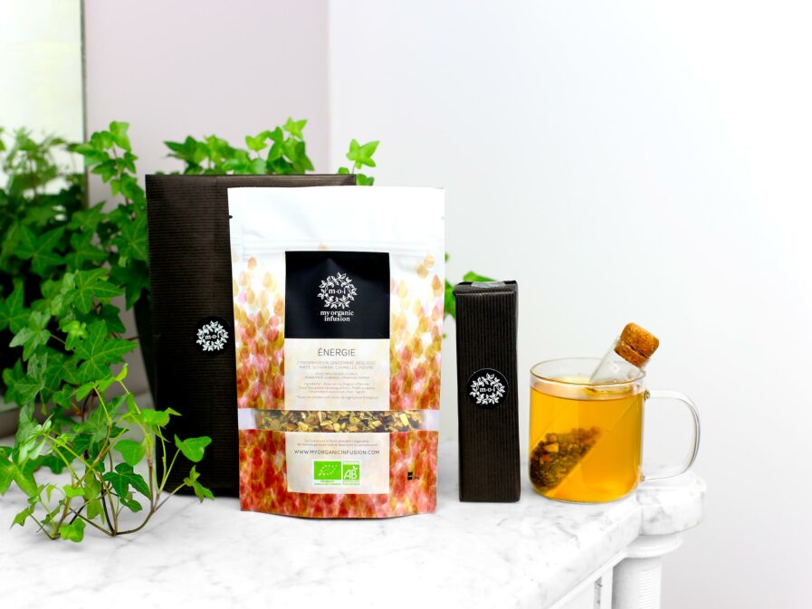 l'infuseur en verre et l'infusion énergie et son paquet cadeau