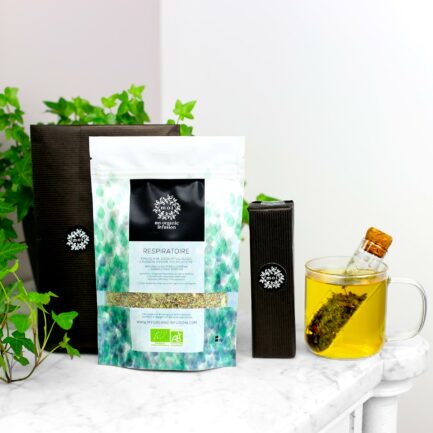 l'infuseur en verre et l'infusion respiratoire et son paquet cadeau