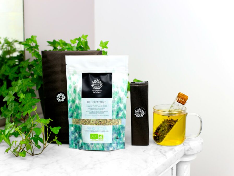 l'infuseur en verre et l'infusion respiratoire et son paquet cadeau
