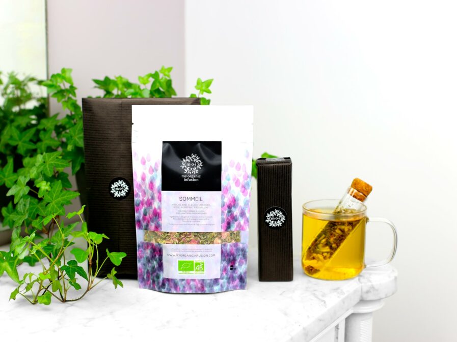 l'infuseur en verre et l'infusion Sommeil et son paquet cadeau