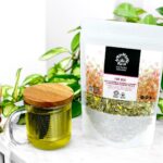 Infusion au CBD For Her dans une tasse sur une table