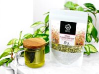 Infusion au CBD For Her dans une tasse sur une table