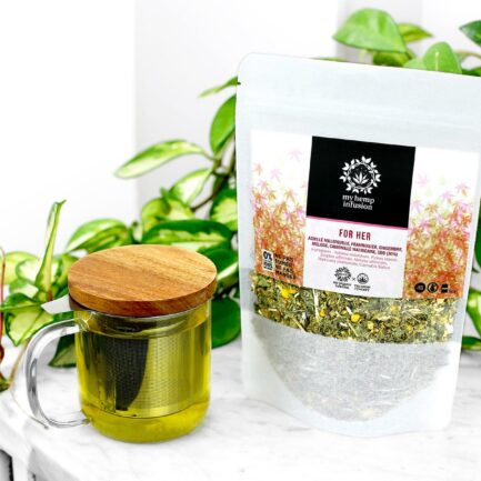 Infusion au CBD For Her dans une tasse sur une table