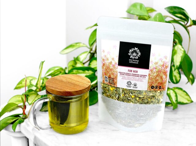 Infusion au CBD For Her dans une tasse sur une table
