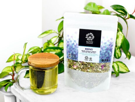 Infusion au CBD Morphée dans une tasse sur une table