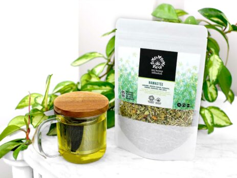 Infusion au CBD Namastée dans une tasse sur une table