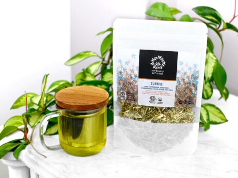 Infusion au CBD Sunrise dans une tasse sur une table